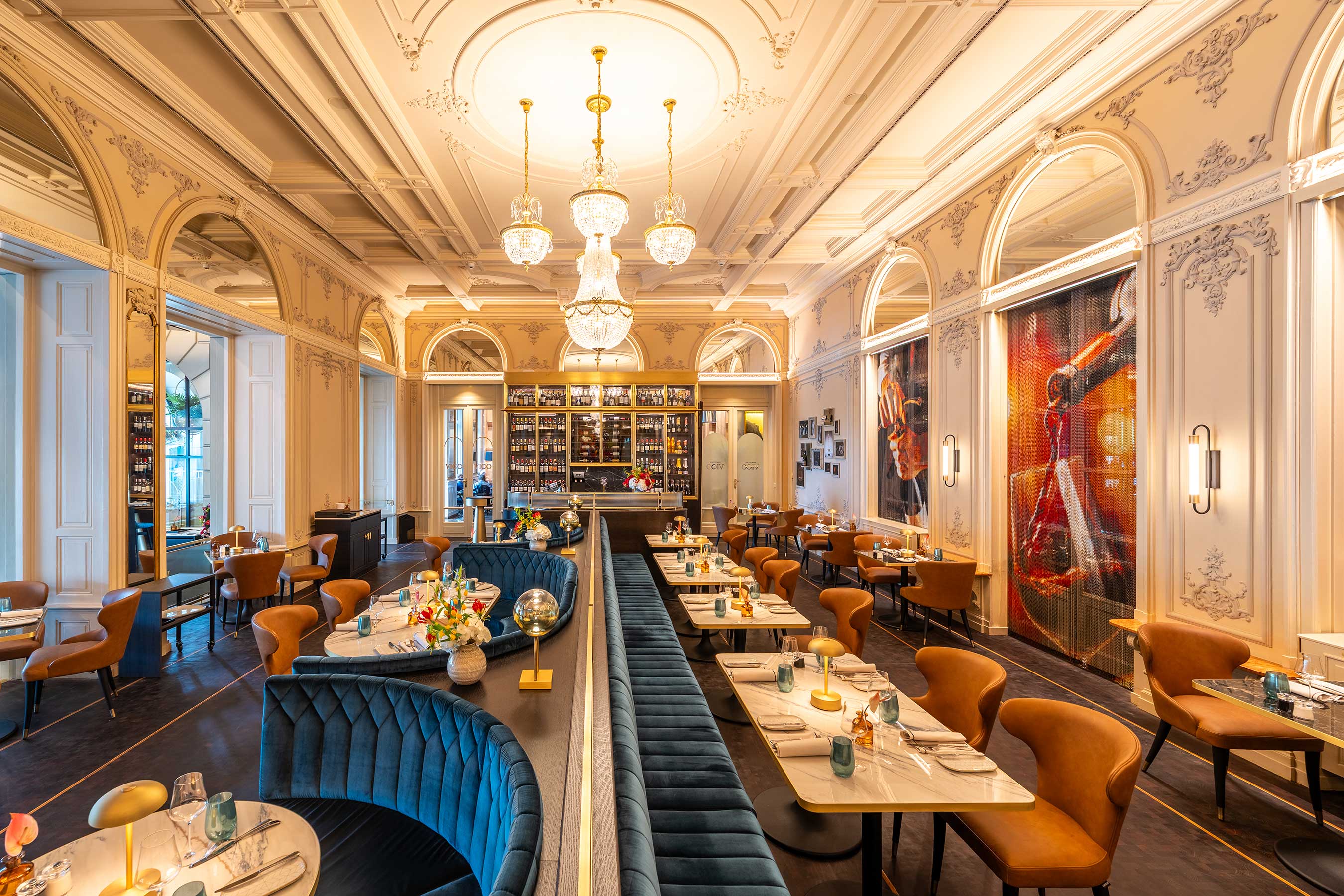 Historischer Saal der Brasserie VICO im Hotel Schweizerhof Luzern mit Stuckdecke und Kronleuchtern