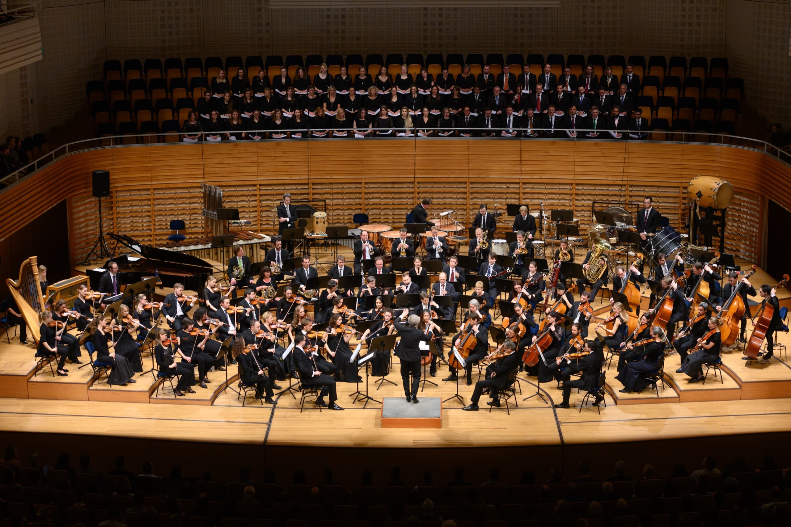Das 21st Century Orchestra mit Chor auf der Bühne des KKL Luzern