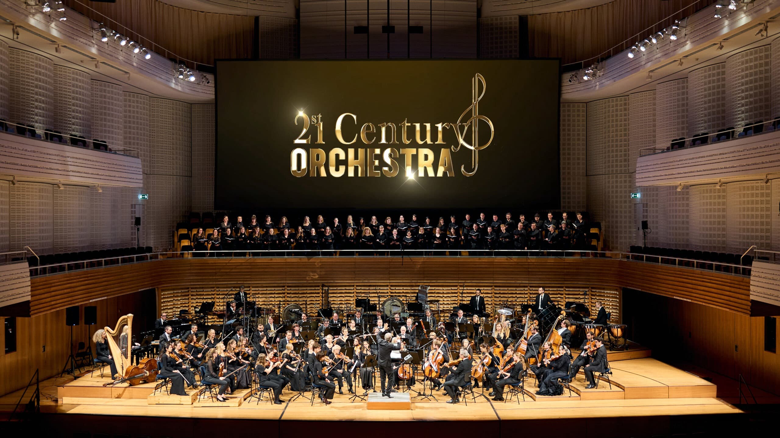 Orchester und Chor auf der Bühne des KKL Luzern vor der grossen Kinoleinwand