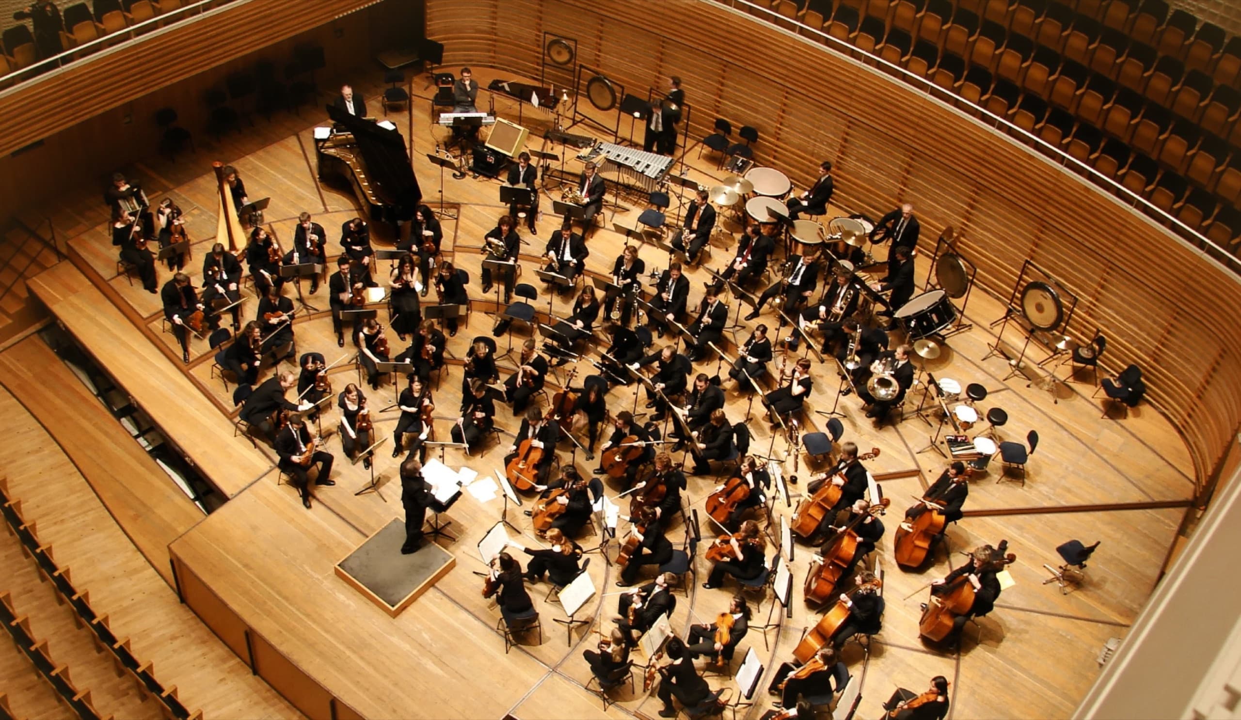 Blick von oben auf das 21st Century Orchestra im Konzertsaal des KKL Luzern