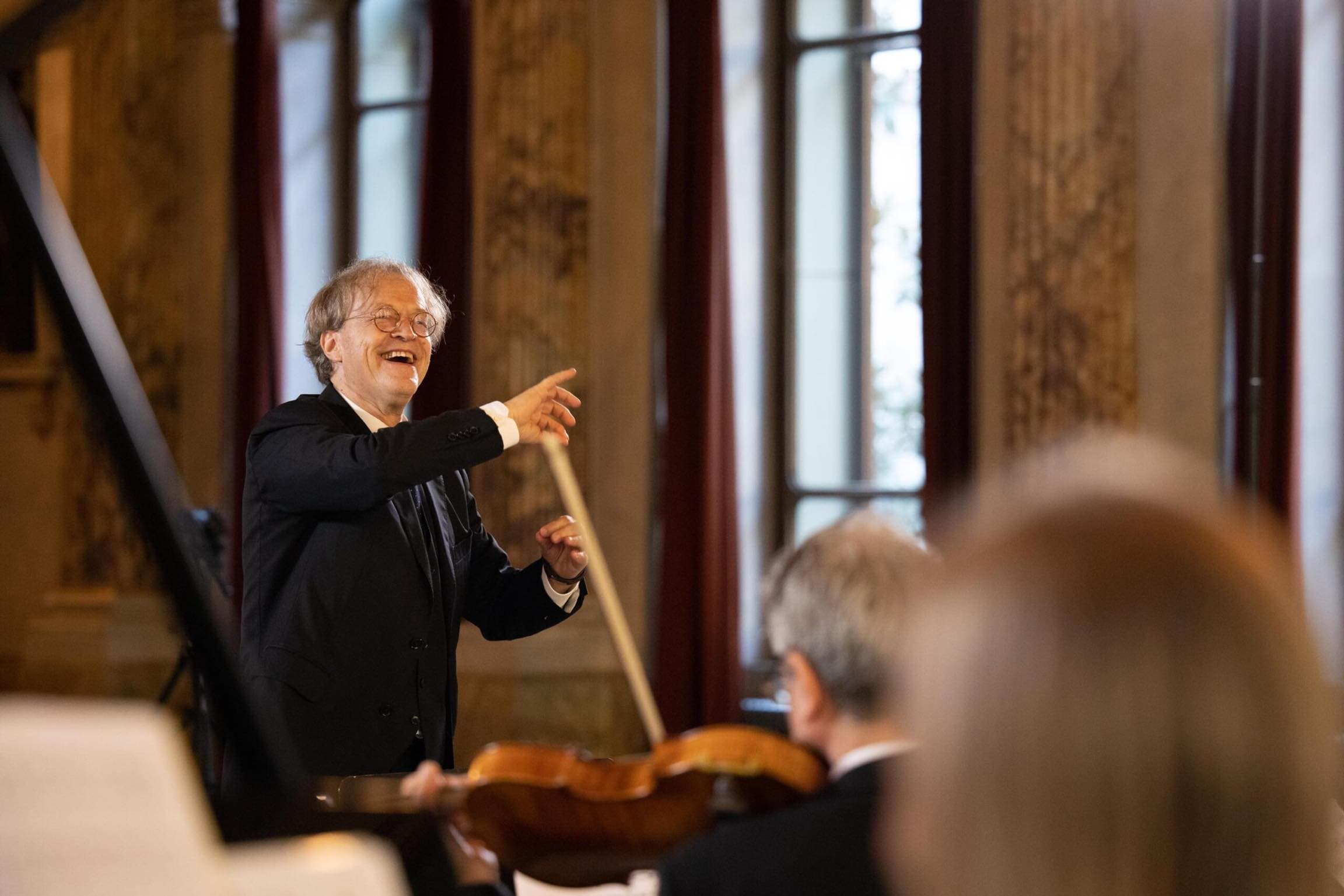 Ludwig Wicki dirigiert das 21st Century Orchestra