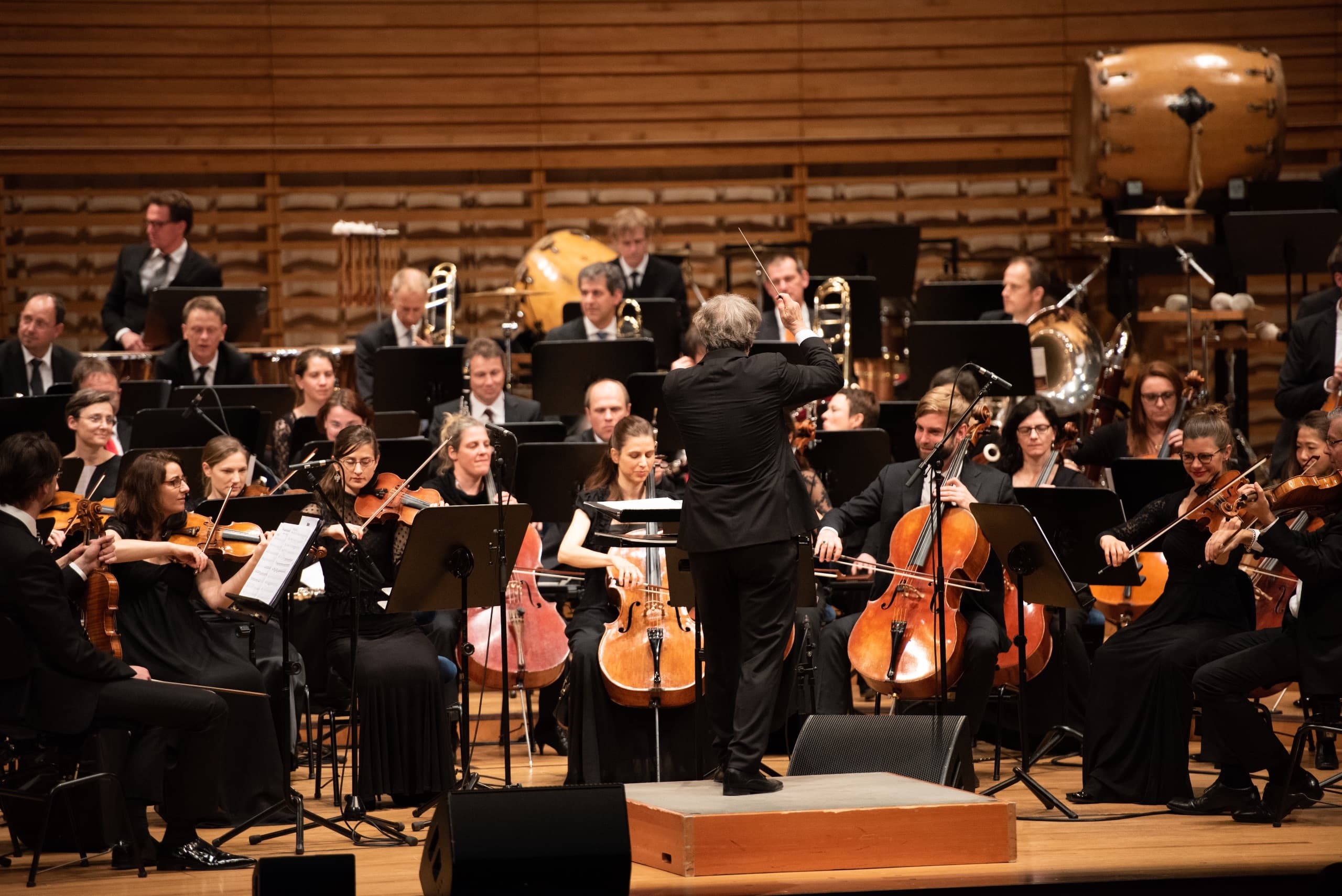 Solistin und das 21st Century Orchestra während eines Konzerts im KKL Luzern
