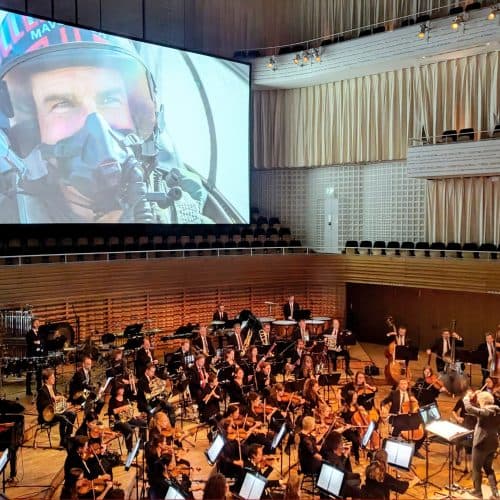 Die Kampfjets steigen steiler auf als die Musik